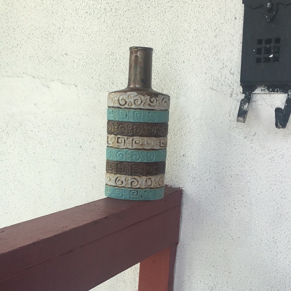 Beautiful Ceramic Vase - Picture 2 of 11